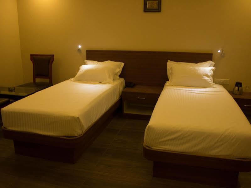 Treebo Bj'S By The Way Hotel Bhubaneswar Exterior photo